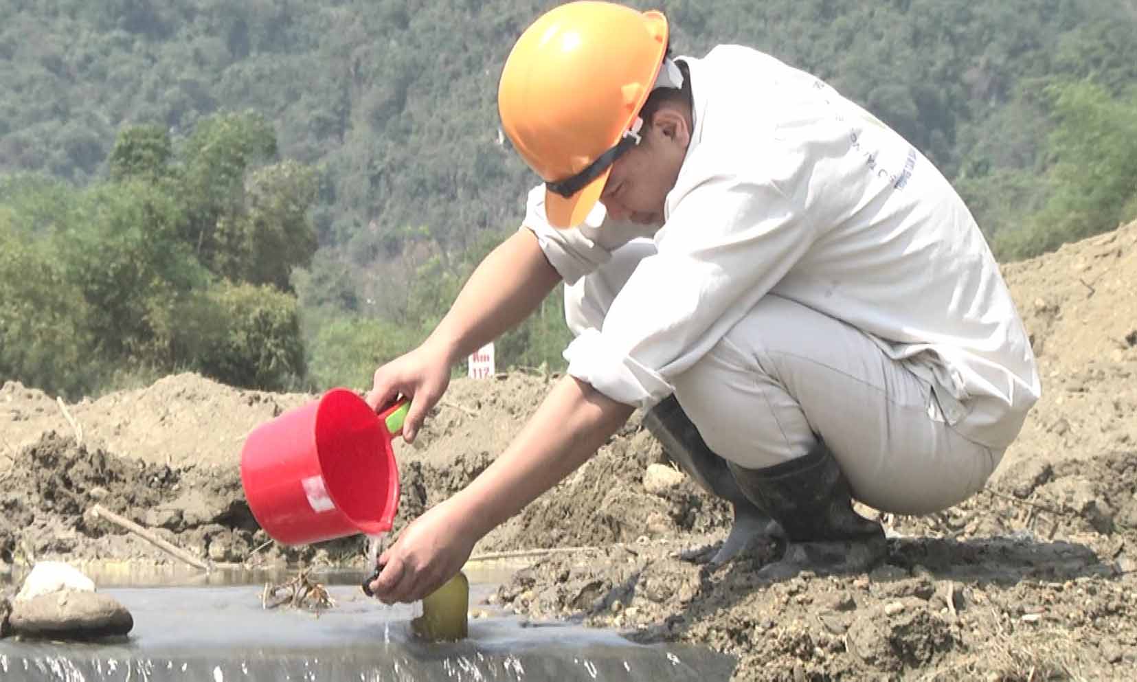 [-]Hồ[-]chứa[-]chất[-]thải[-]quặng[-]bị[-]vỡ[-]chỉ[-]được[-]gia[-]cố[-]bằng[-]đất,[-]đá